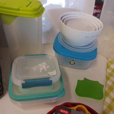 ASSORTMENT OF PLASTIC KITCHEN ITEMS