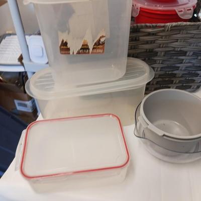 ASSORTMENT OF PLASTIC KITCHEN ITEMS