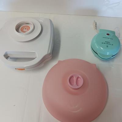 2 ELECTRIC GRIDDLES AND A PIG PLASTIC COVER