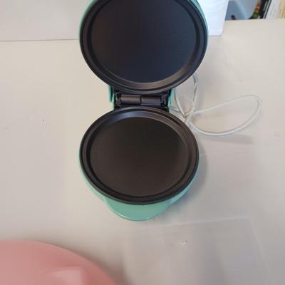2 ELECTRIC GRIDDLES AND A PIG PLASTIC COVER