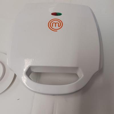 2 ELECTRIC GRIDDLES AND A PIG PLASTIC COVER