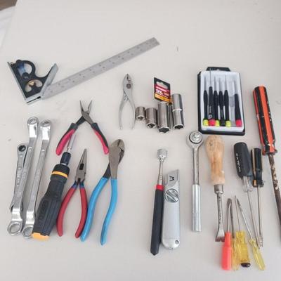 ASSORTMENT OF HAND TOOLS