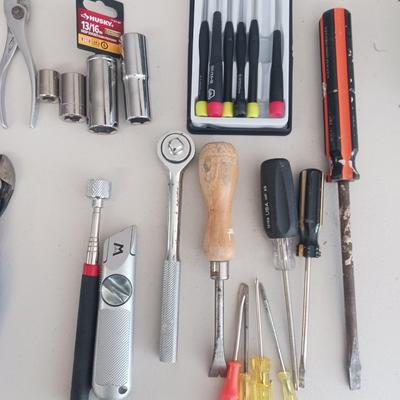 ASSORTMENT OF HAND TOOLS