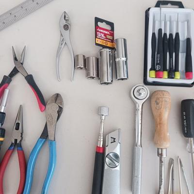 ASSORTMENT OF HAND TOOLS