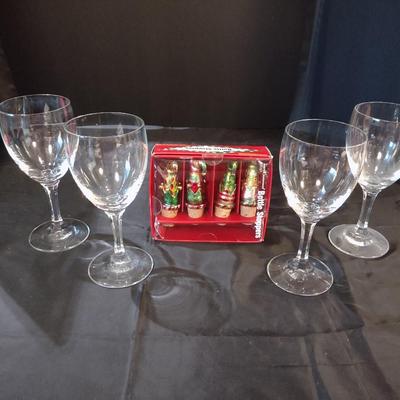 WINE GLASSES AND CHRISTMAS BOTTLE STOPPER
