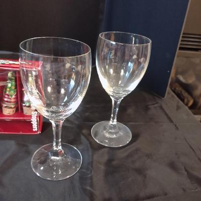 WINE GLASSES AND CHRISTMAS BOTTLE STOPPER