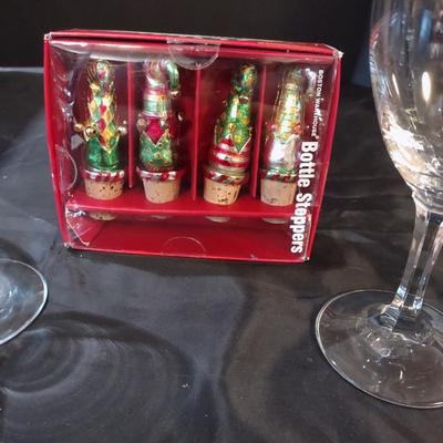 WINE GLASSES AND CHRISTMAS BOTTLE STOPPER
