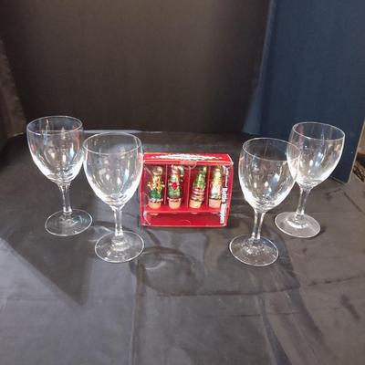 WINE GLASSES AND CHRISTMAS BOTTLE STOPPER