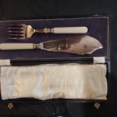 CRYSTAL BOWL AND CARVING SET