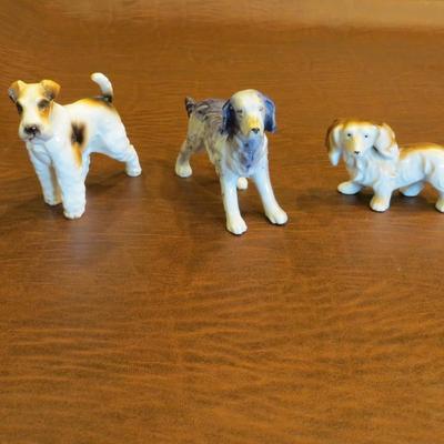 Sale Photo Thumbnail #12: Set of 3 vintage mini porcelain dogs, measuring approx 1.5"-2". Includes an English Setter Blue Belton, Fox Terrier, and Dachshund