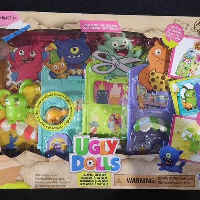Sale Photo Thumbnail #325: Genuine 2018 Hasbro Ugly Dolls Uglyville Unfolder + NIB