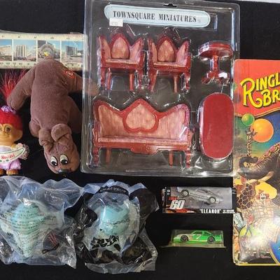 Sale Photo Thumbnail #327: Star wars McDonald's Happy Meal toys & Nsync puppet & Barnum & Bailey Circus program lot
