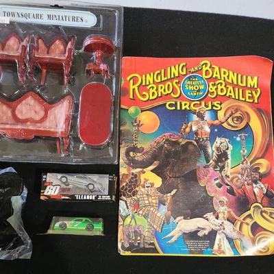 Sale Photo Thumbnail #329: Star wars McDonald's Happy Meal toys & Nsync puppet & Barnum & Bailey Circus program lot