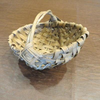 Sale Photo Thumbnail #40: Antique miniatrure 7" woven Splint Bentwood basket
