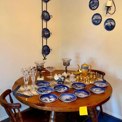 Sale Photo Thumbnail #42: DINETTE, DECOR, RUG. EASEL & PLATE HOLDER NOT INCLUDED. FOR DISPLAY ONLY