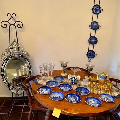 Sale Photo Thumbnail #40: DINETTE, DECOR, RUG. EASEL & PLATE HOLDER NOT INCLUDED. FOR DISPLAY ONLY
