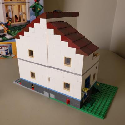 LOT 123B: Lego Creator Family House, Tree House, Tow Truck & Car