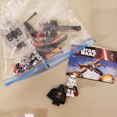 LOT 125B: Lego Star Wars Buildable Figures & Mini Figures with Building Sets