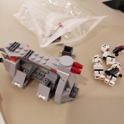 LOT 125B: Lego Star Wars Buildable Figures & Mini Figures with Building Sets