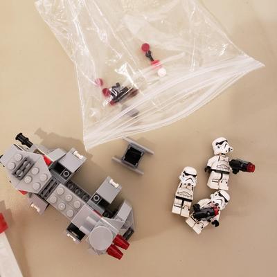 LOT 125B: Lego Star Wars Buildable Figures & Mini Figures with Building Sets