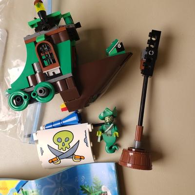 LOT 127B: Lego SpongeBob Flying Dutchman, Bikini Bottom Undersea Party & Set of 3 Cartoon Network Mixels