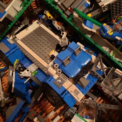 LOT 129B: Lego Jurassic World Sets-Raptor Rampage, Dilophosaurus Ambush, Pteranodon Capture, T Rex Tracker, Indominus Rex Breakout