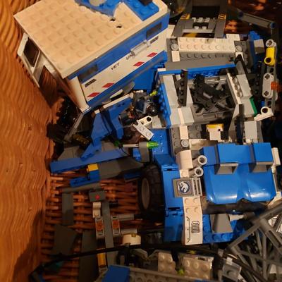 LOT 129B: Lego Jurassic World Sets-Raptor Rampage, Dilophosaurus Ambush, Pteranodon Capture, T Rex Tracker, Indominus Rex Breakout
