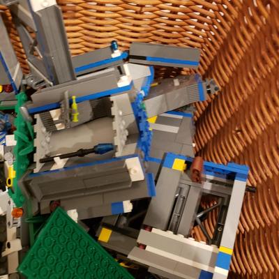 LOT 129B: Lego Jurassic World Sets-Raptor Rampage, Dilophosaurus Ambush, Pteranodon Capture, T Rex Tracker, Indominus Rex Breakout