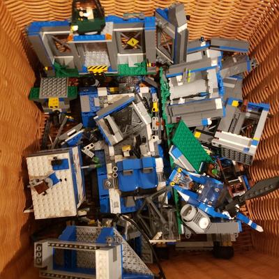 LOT 129B: Lego Jurassic World Sets-Raptor Rampage, Dilophosaurus Ambush, Pteranodon Capture, T Rex Tracker, Indominus Rex Breakout