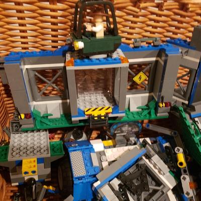 LOT 129B: Lego Jurassic World Sets-Raptor Rampage, Dilophosaurus Ambush, Pteranodon Capture, T Rex Tracker, Indominus Rex Breakout