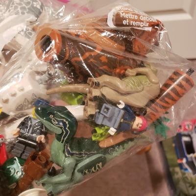 LOT 129B: Lego Jurassic World Sets-Raptor Rampage, Dilophosaurus Ambush, Pteranodon Capture, T Rex Tracker, Indominus Rex Breakout