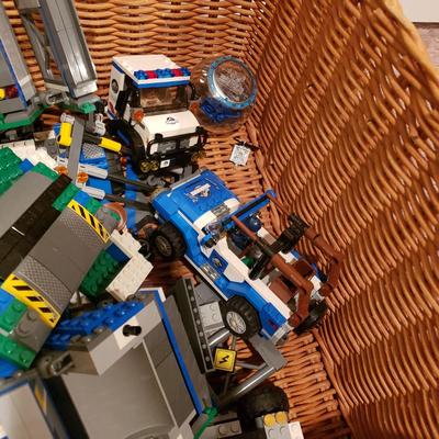 LOT 129B: Lego Jurassic World Sets-Raptor Rampage, Dilophosaurus Ambush, Pteranodon Capture, T Rex Tracker, Indominus Rex Breakout