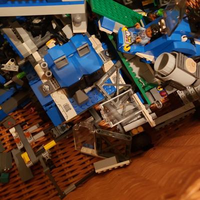 LOT 129B: Lego Jurassic World Sets-Raptor Rampage, Dilophosaurus Ambush, Pteranodon Capture, T Rex Tracker, Indominus Rex Breakout