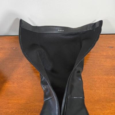 LOT 167W: Black Ladies Boots with Matching Belt