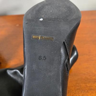 LOT 167W: Black Ladies Boots with Matching Belt