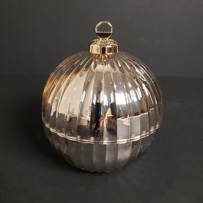 LOT 181B: White & Silver Holiday/Winter Decor; Tea Light Holders & More