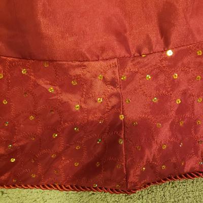LOT 189B: Christmas Tree Skirt, Decorative Pillows & Stockings with 5 Hooks
