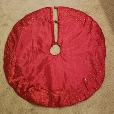 LOT 189B: Christmas Tree Skirt, Decorative Pillows & Stockings with 5 Hooks