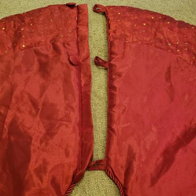 LOT 189B: Christmas Tree Skirt, Decorative Pillows & Stockings with 5 Hooks