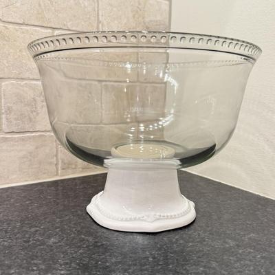 LOT 247K: Two Anchor Hocking Bowls & 2 Cake Stands