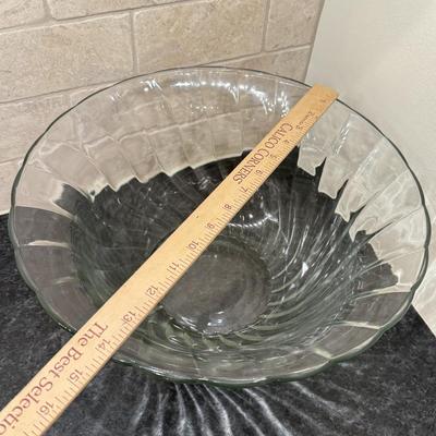 LOT 247K: Two Anchor Hocking Bowls & 2 Cake Stands