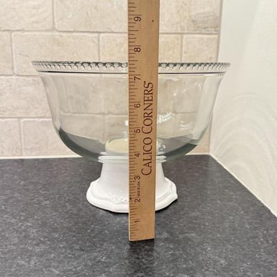 LOT 247K: Two Anchor Hocking Bowls & 2 Cake Stands