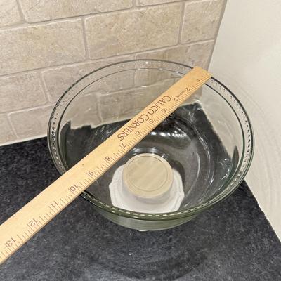 LOT 247K: Two Anchor Hocking Bowls & 2 Cake Stands