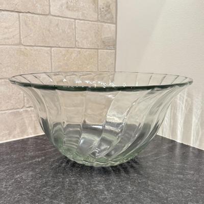 LOT 247K: Two Anchor Hocking Bowls & 2 Cake Stands