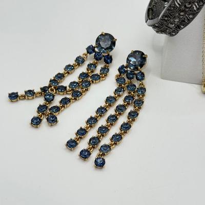 LOT 250J: Necklace & Collection of Earrings