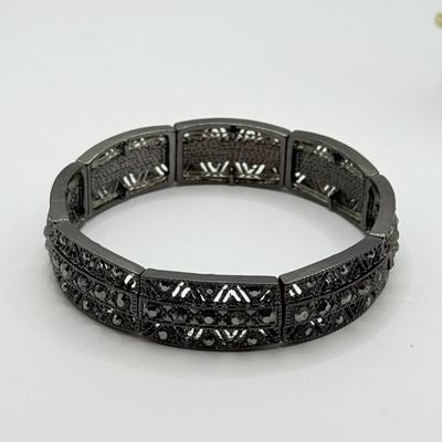 LOT 250J: Necklace & Collection of Earrings