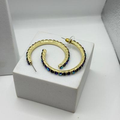 LOT 250J: Necklace & Collection of Earrings