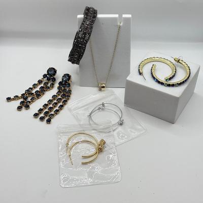 LOT 250J: Necklace & Collection of Earrings