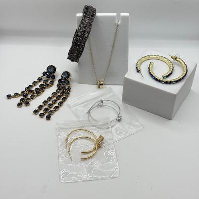 LOT 250J: Necklace & Collection of Earrings