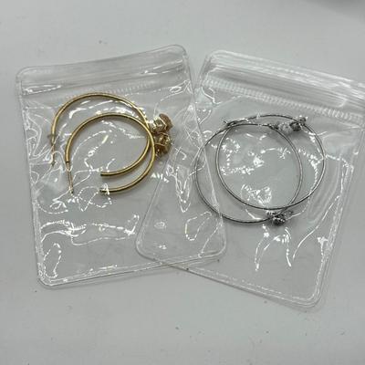 LOT 250J: Necklace & Collection of Earrings